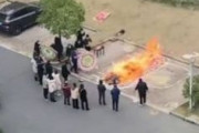 【動画】中国・上海などの都市部、遺体を路上で焼却する事態に　火葬場が遺体で溢れ収容できないため