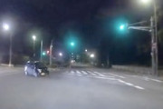 【車載】夜間に無灯火で信号無視とか悪魔かよ。この事故で3ヶ月の新車が事故車に。