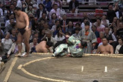 【大相撲】庄之助、転んで軍配を上げる