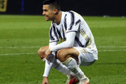 【セリエA】10連覇が遠のくユーベ、C・ロナウドは思わず頭を抱えピッチにヒザをつく