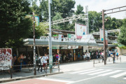 原宿で迷子になった時、カフェの人が窓を開けて、 食器を洗ってたので、そこから道をきいた。