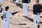 これが掛布打法なんよ　阪神・岡田監督が井上に秘技伝授「ボールの向こう側を“しばく”言うんよ」