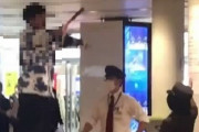 【動画】札幌駅で男がナタを振り回す事件発生→説得する駅員さんがやべえと話題に