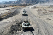 中国陸軍チベット駐留部隊が15式軽戦車で山岳戦闘訓練を実施…高原・山岳地帯では抜群の操縦性！