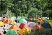 【画像】日本人「人混みの喧騒から離れるためにキャンプするで！」