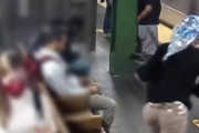 【動画】ニューヨークの地下鉄、ホームで後ろから背中にタックルかますのがブームに