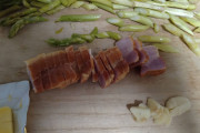 アスパラとにんにくとベーコンを切ってみたんやが