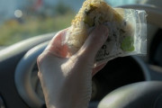 自動車運転中の「片手でおにぎり食べながら」運転、実は違反の恐れ